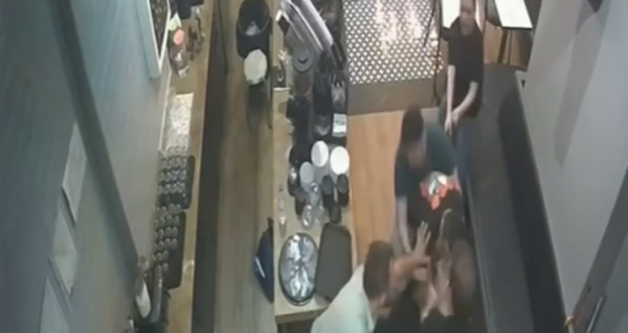 Kafede öldüresiye dayak kameraya yansıdı